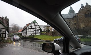 Auf der Bünder Straße (L557, Foto) wie auch auf der B65 in Bad Holzhausen werden pro Jahr mehr als drei Millionen Fahrzeuge gezählt. Das hat Auswirkungen auf die Lärmbelastung. - Joern Spreen-Ledebur (Archiv)