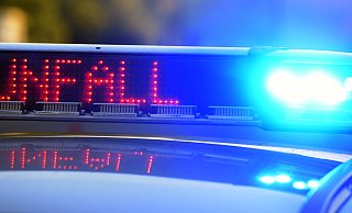 Während der Unfallaufnahme und Bergung war die A30 gesperrt. - Symbolbild: dpa