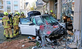 Ein Bild der Zerstörung. Bei diesem Unfall am Paderborner Westerntor erleidet der Fahrer tödliche Verletzungen. - Ralph Meyer