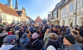 Über 2.000 Menschen kamen Ende Januar auf dem Marktplatz zusammen, um ein Zeichen für Demokratie und Menschenrechte zu setzen. - Thomas Krügler