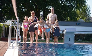 Während Jackdar mutig ins Wasser springt, bleiben Silvia Knöner (hinten links) und Betreuer Tommy noch am Rand. - Yvonne Gottschlich