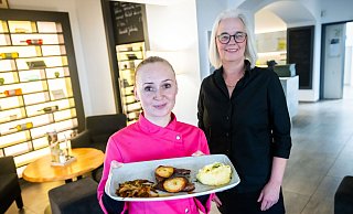 Küchenchefin Elena Oswald (l.) und Restaurantchefin Andrea Bell. - Sarah Jonek Fotografie