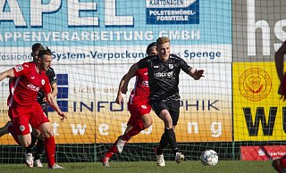Im Hinspiel erfolgreich: Niklas Wiemann (r.) sorgte mit seinem Tor in der Nachspielzeit für den 2:1-Sieg des SV Rödinghausen gegen den KFC Uerdingen. Am Samstag treffen beide Teams im Häcker Wiehenstadion aufeinander. - Joel Beinke,Joel Beinke