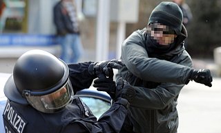 Die Anzahl von Angriffen auf Polizisten und Rettungskräfte steigt in NRW. - Carsten Rehder