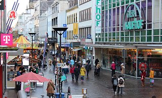 Noch recht zögerlich schlendern die Paderborner in der Vorweihnachtszeit durch die Innenstadt. - Anna-Lena Hinder