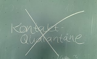 Zeitweise mussten ganz Klassen bei einem Positivfall unter den Mitschüern in Quarantäne - jetzt plötzlich keiner mehr. Das Land will die Kontakt-Quarantäne streichen. - Ivonne Michel