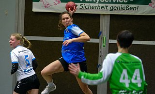 Wenn Brakes Katharina Lange der EGB-Torhüterin Nadine Zühlke an den Kopf geworfen hätte, wäre das straffrei geblieben. Erst jetzt kann ein Kopftreffer aus dem Spiel heraus geahndet werden. - Foto: Andreas Zobe/NW