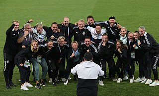 Bundestrainerin Martina Voss-Tecklenburg (M) und das Trainerteam jubeln nach Spielende. - Sebastian Gollnow/dpa