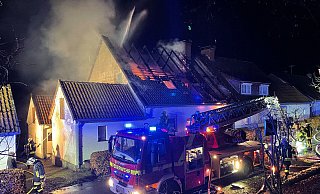 Das neue Jahr war gerade 34 Minuten alt, als im Lichtenauer Altenautal die Sirenen heulten. In Sichtweite des Klosters Dalheim brannte der Dachstuhl eines Wohnhauses. Fast 70 Feuerwehrleute waren im Einsatz. - © 2022 Ralph Meyer. All rights reserved