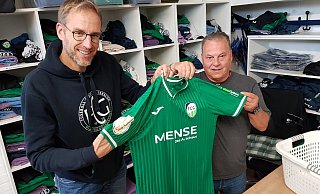 Der Fanbeauftragte Frank Neuhaus (l.) und Team-Betreuer Ralf Niehaus präsentieren das extra angefertigte Pokal-Trikot. Auf das Logo auf dem Ärmel kommt es an. Das Leibchen könnte wertvoll werden. - Gregor Winkler