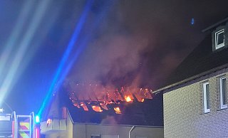 Als die Feuerwehr an der Südbahnstraße eintrifft, schlagen bereits die Flammen aus dem Dach. - Feuerwehr Bad Oeynhausen