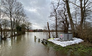 Mit Sandsäcken haben Feuerwehr und THW den Trafo von WWE gesichert - der liegt nahezu bei jedem Hochwasser mitten im Überschwemmungsgebiet. Inzwischen ist das Wasser weg, nur noch die Sandsäcke sind übrig geblieben. - Nicole Sielermann