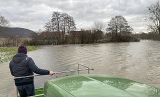 Mit dem Trecker werden die Anwohner samt Einkäufen heimgefahren. - Nicole Sielermann