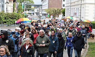 Nach dem Start am Kreishaus reihten sich auch unterwegs noch zahlreiche Menschen in den Demonstrationszug ein. - Simone Flörke