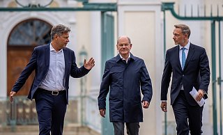 Bundeskanzler Olaf Scholz (SPD, M) kommt zwischen Christian Lindner (FDP, l), Bundesminister der Finanzen, und Robert Habeck (Bündnis 90/Die Grünen, r), Bundesminister für Wirtschaft und Klimaschutz, zum Pressestatement bei der Halbzeit-Klausur des Bundeskabinetts auf Schloss Meseberg. - Michael Kappeler/dpa
