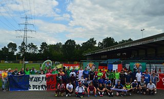 Die Fußballfans aus Frankreich und Deutschland stellten sich vor der Kulisse des Lönsstadions zum Gruppenfoto auf. - Fanprojekt Paderborn