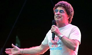 Comedian Atze Schröder outet sich im Kreis Gütersloh als Messias, der sein Publikum von der Last des Zeitgeistes befreit. - Edwin Rekate