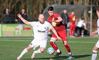 Agil und treffsicher: Der Loher Torschütze Julius Eckert (links). - Benjamin Büschenfeld | Sportfoto-OWL.de