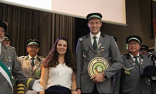 Toni Menne aus dem dritten Zug und seine Freundin Vivien Henke sind das neue Königspaar des Brakeler Bürgerschützenvereins. - Burkhard Battran