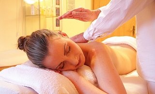 Zu den Anwendungen während einer Kur gehören unter anderem Massagen. - Pixabay (Symbolbild)