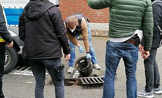 Ein Tatverdächtiger versuchte noch auf dem Hof der Polizei, vor den Augen der Beamten, das mitgeführte Marihuana in einem Gulli verschwinden zu lassen. - Polizei Paderborn