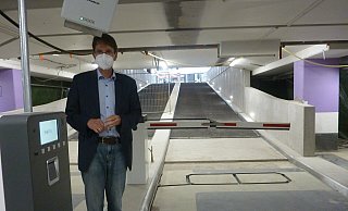 Dietmar Regener, stellvertretender Betriebsleiter beim ASP, zeigte Ausschussmitgliedern die Baufortschritte in der Tiefgarage am Königsplatz. Die Steigung der neuen Ein- und Ausfahrt an der Marienstraße ist im Vergleich zur bisherigen Zufahrt für Autofahrer deutlich angenehmer. - Sabine Kauke