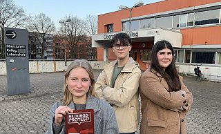 Romy Finke, Manuel Bisevac und Naghan Kheder (v. l.), Schülervertreter unterschiedlicher Bielefelder Schulen, rufen zum Protest auf. - Ivonne Michel
