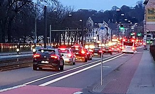 Weil es nicht voran geht: Ein Linienbus weicht auf der Artur-Ladebeck-Straße im Berufsverekehr auf die Bike Lane aus. - Kurt Ehmke Weil es nicht voran geht: Ein Linienbus weicht auf der Artur-Ladebeck-Straße im Berufsverekehr auf die Bike Lane aus. - Kurt Ehmke