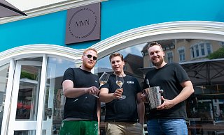 Die drei Restaurantchefs Niklas Meise (v. l.) , Vincent Klinge und Melvin Krömker eröffnen am Freitag, 9. August" ihr Restaurant in den Räuem der früheren Quartier Lounge. - Ralf Bittner