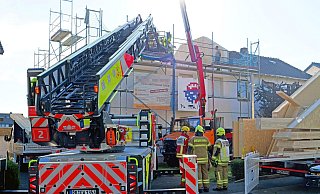Bei Ausbauarbeiten an einem Paderborner Mehrfamilienhaus ist der Arbeiter schwer verletzt worden. Die Feuerwehr befreit ihn mithilfe der Drehleiter. - Ralph Meyer
