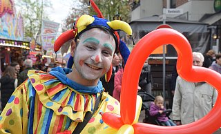 Luftballonkünstler Zoltan Vasele mit einem bunten Herz am Stiel. - Mareike Patock