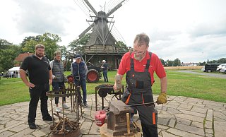 In Sichtweite der Leverner Mühle wurde während des jüngsten Backtages auch eine Feldschmiede in Betrieb genommen. Interessiert schauten die Gäste immer mal zu. - Joern Spreen-Ledebur