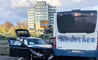 Der Audi überfuhr noch die Verkehrsinsel, bevor er seitlich in das Heck des Linienbusses prallte. - Polizei