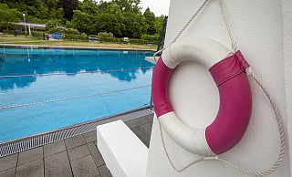 Das Paderborner Rolandsbad hat bis Ende August geöffnet. - Niklas Tüns (Archivfoto)