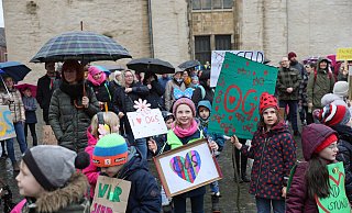 An die 300 Kinder und Erwachsene demonstrierten vor zehn Tagen zwischen Münsterkirche und Rathaus für die bessere finanzielle Ausstattung des Offenen Ganztags an Herforder Grundschulen. - Frank-Michael Kiel-Steinkamp