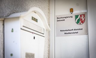 Die ehemaligen Britenhäuser wurden für rund 400 Flüchtlinge ausgestattet. Dies und das warme Wetter sorgen nun dafür, dass sich die meisten der Neuankömmlinge inzwischen draußen aufhalten – und das auch bis spät in die Nacht. - Mike-Dennis Müller / www.mdm.photo