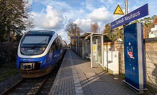 Am Bahnhaltepunkt in Schloß Neuhaus steht ein Zug der Sennebahn. Weil diese Dieseltriebwagen im Jahr 2028 durch längere batteriebetriebene Fahrzeuge ersetzt werden, ist eine Verlängerung des Bahnsteigs unumgänglich. - Niklas Tüns (Archivfoto)