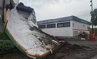 Kaputt: Das Dach des Sportheims und Feuerwehrgerätehauses in Lütmarsen war vom Tornado komplett zerstört worden. - David Schellenberg