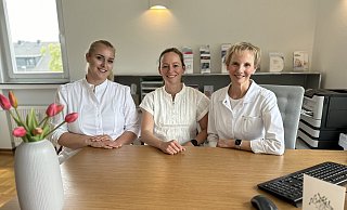 Die Assistenzärztin Julia König (v. l.) sowie die Praxisinhaberinnen Eva-Maria Richter und Annette Rodenkirchen gehören zu der Gynäkologischen Gemeinschaftspraxis in Hövelhof. - Mareike Gröneweg