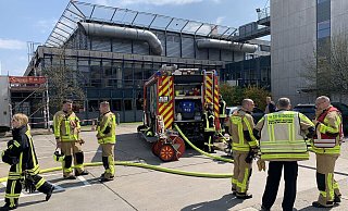 Wegen eines Feuers in der Damen-Umkleide rückte die Feuerwehr zum Herz- und Diabeteszentrum aus. Zum Einsatzort mussten die Feuerwehrleute über ein Treppenhaus auf der Nordseite des Hauptgebäudes vorstoßen. - Nicole Bliesener