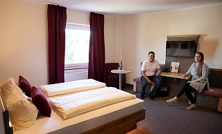 Philipp und Stefanie Zaky betreiben den Münchner Hof in Herford. Das Paar hat zur Küchenmeile A 30 ordentlich zu tun. - Frank-Michael Kiel-Steinkamp