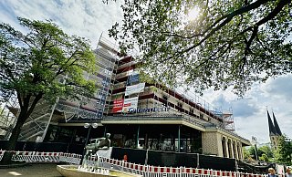 Das seit zwei Jahren abgesperrte Hotel Golden Tulip am Bunnemannplatz in der Bielefelder Altstadt. - Stefan Becker