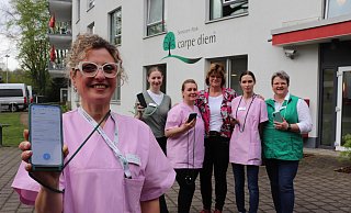 Loredana Internicola zeigt ihr Smartphone, mit dem sie die Pflege im Senioren-Park nun dokumentiert. - Marion Pokorra