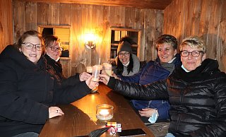 Anja König (v.l.), Gabi Maggio, Nicile Bleckmann, Annette Lange und Kerstin Remus haben es sich in einer der Sitzecken gemütlich gemacht.Adventskrämchen - Marion Pokorra-Brockschmidt