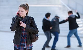 Eine 20-jährige Frau zeigte Zivilcourage und half dem Opfer. - Polizeiliche Kriminalprävention der Länder und des Bundes