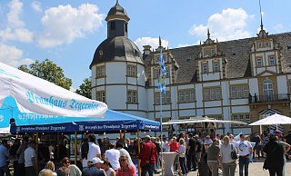 Schon am ersten Tag des Bierfests strömten zahlreiche Besucher auf das Gelände und genossen sowohl die Getränke als auch das schöne Wetter. - Moritz Jülich