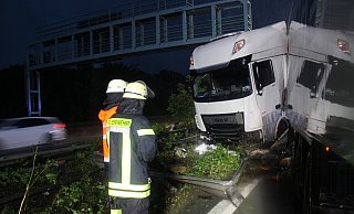 Auf der Autobahn 2 in Höhe dem Parkplatz "Herford" ist am frühen Freitagmorgen ein Kühllaster verunglückt. - Daniel Hobein/Feuerwehr Bad Salzuflen