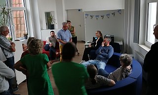 Matthias Schmitt (Mitte), stellvertretender Leiter der Gesamtschule Bad Lippspringe, zeigt den Ausschussmitgliedern auch die zwei Lehrerzimmer mit den gemütlichen Sofas. - Uwe Müller