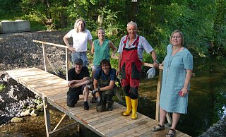 Windkraft-Unternehmer Johannes Lackmann (2. v. r.) ist aus Wut über den Abriss der Brücke gemeinsam mit Ehefrau Kerstin Haarmann und anderen Mastbruchern selbst tätig geworden. Der neue Holzübergang steht. - Barbara Leiße