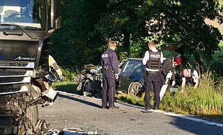 Im Oktober gerät ein Golf auf der L755 in den Gegenverkehr und prallt auf einen entgegenkommenden Lastzug. Der Fahrer stirbt noch an der Unfallstelle - er ist das vierte Todesopfer auf diesem Streckenabschnitt. - Ralph Meyer